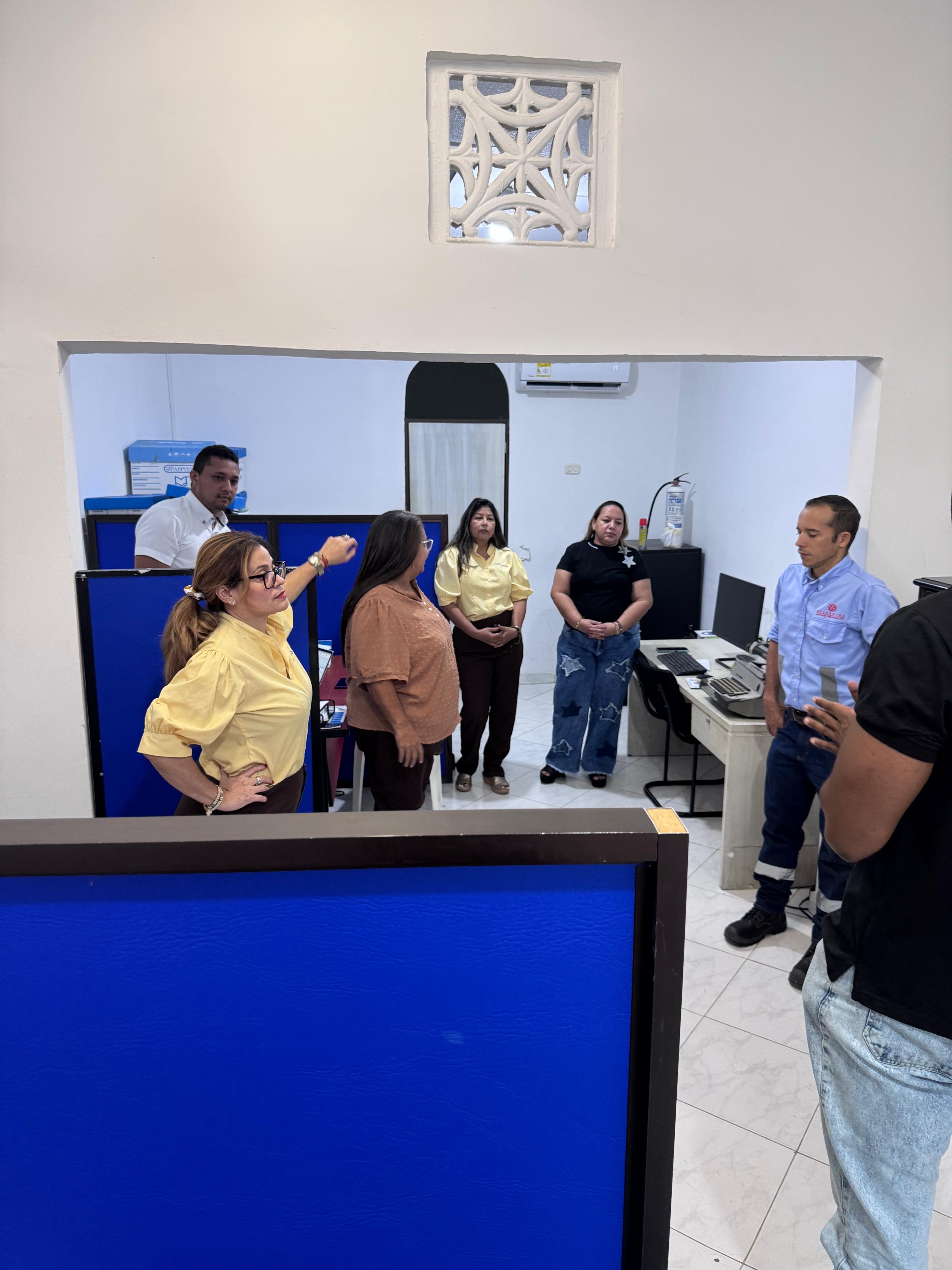 Equipo administrativo en actividad en oficina Don Aseo