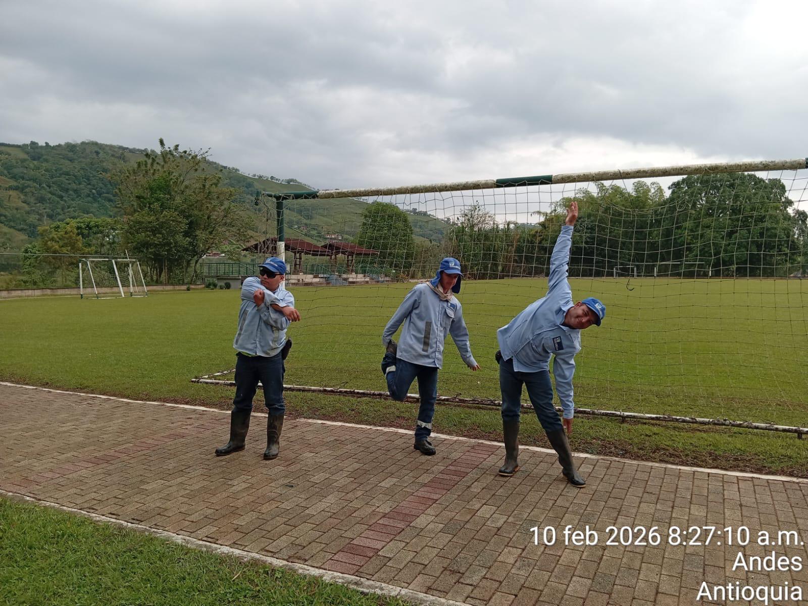Equipo operativo Don Aseo realizando pausas activas en campo — Andes, Antioquia