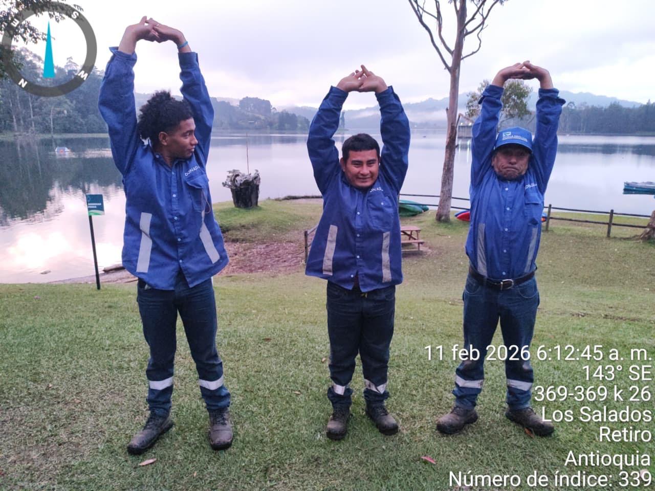 Equipo operativo en pausas activas a orillas del lago — Retiro, Antioquia